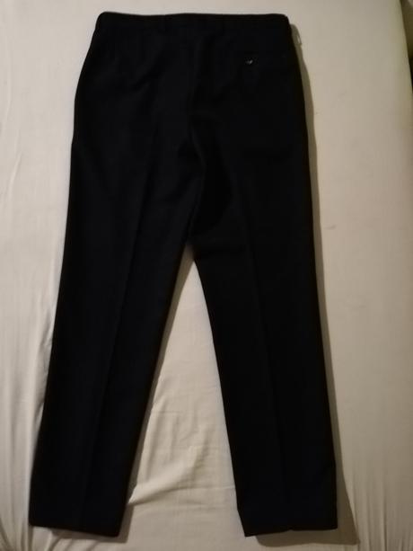 Jedenkrát oblečený pánsky oblek, 48