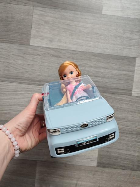 Autíčko s bábikou,