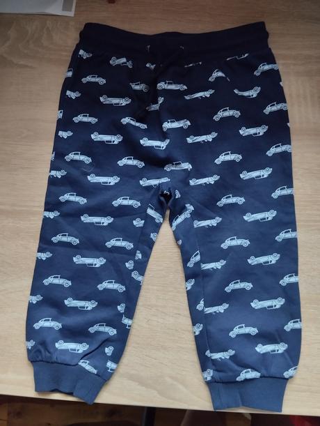 Teplaky s autíčkami, 86