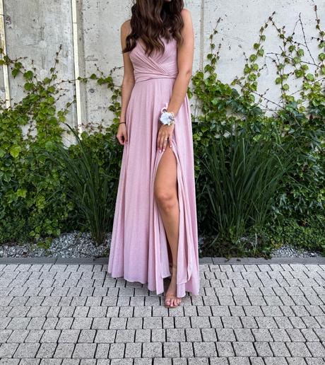 Dlhe trblietave ružové šaty, 34