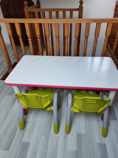 Detský výškovo nastaviteľný stôl + 3 ks stoličky, 