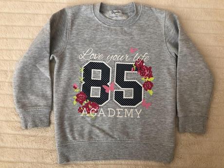 Dievcenska mikina, 122