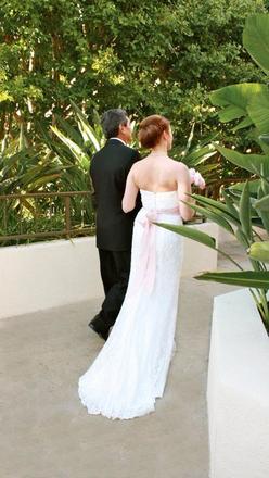 Spoločenské šaty biele s ružovou mašľou, 36