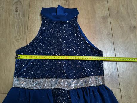 Dievcenske spolocenske saty, 158