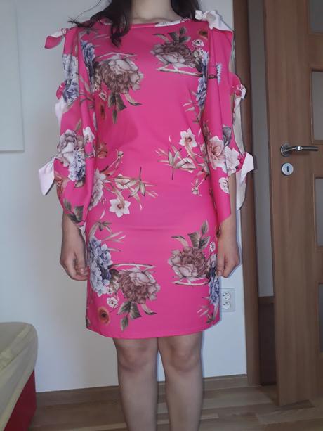Kvietkované ružové šaty, 164