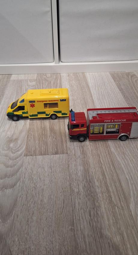 Auto sanitka a hasiči so zvukom, 