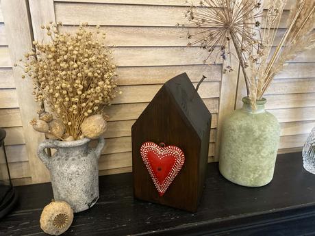 Drevený dekoračný domček a drevené okienko, 