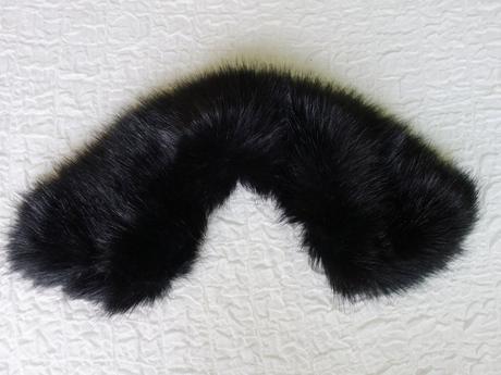 Čierny kožušinový golier, 