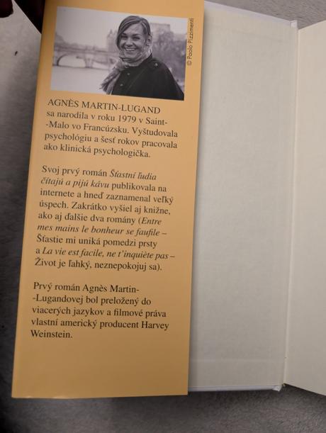 Kniha šťastní ľudia čitajú a pijú kávu, 