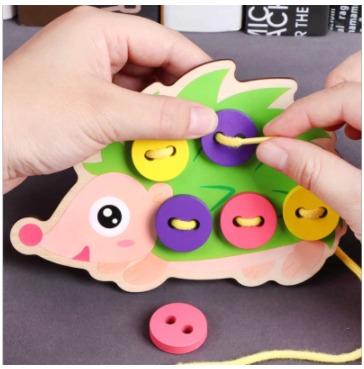 Montessori hračka - ježko - navliekanie gombíkov, 