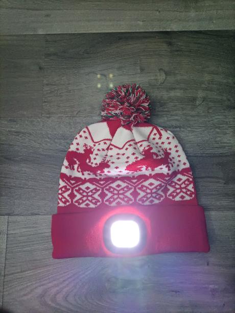 Svietiaca čiapka, výhra v tombole, 