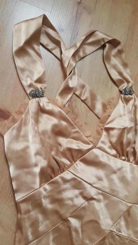 Zlaté spoločenské šaty, 34