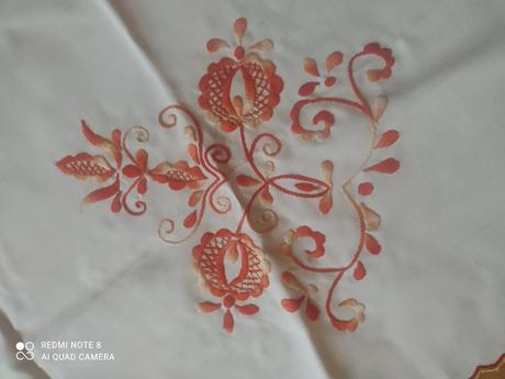 Vyšivaný obrus 90x90 - 30 eur,