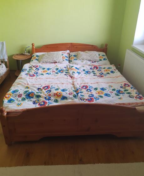 Masívna drevená posteľ, 