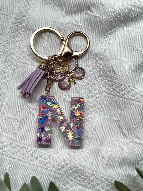 Ručne vyrobené živicové kľúčenky, 