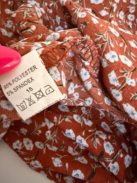 Romantické midi šaty s drobným kvetinovým vzorom, s