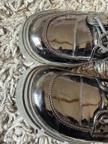 Lesklé mokasínky, 33