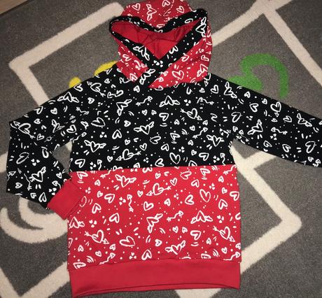 Srdiečkový komplet mikina,sukna a čiapka v.116/122, 116