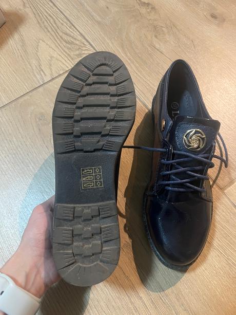 Tmavomodré topánky, 37