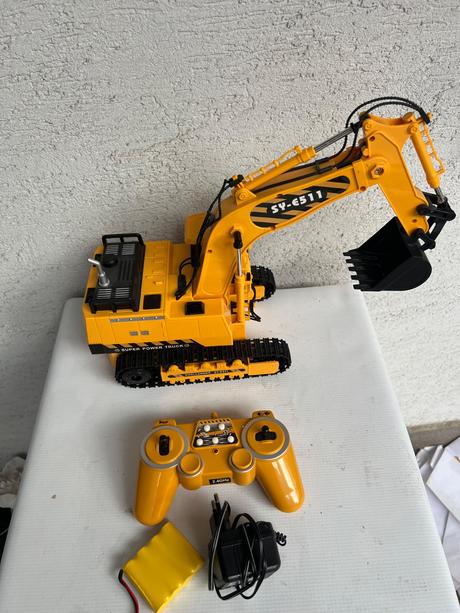 Diaľkovo ovládaný bager challenger sy-e6511,