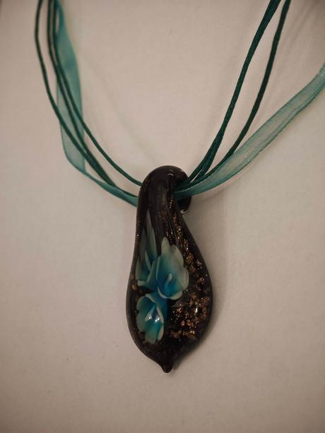 Náhrdelník s originálnym umeleckým príveskom, 