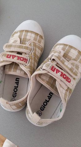 Rôzne topánky z rakúska nosené mojimi dvojičkami,