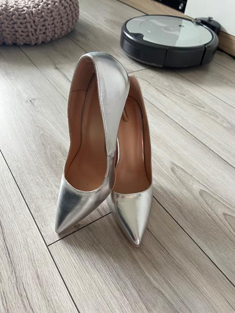 Strieborné lodičky, 39