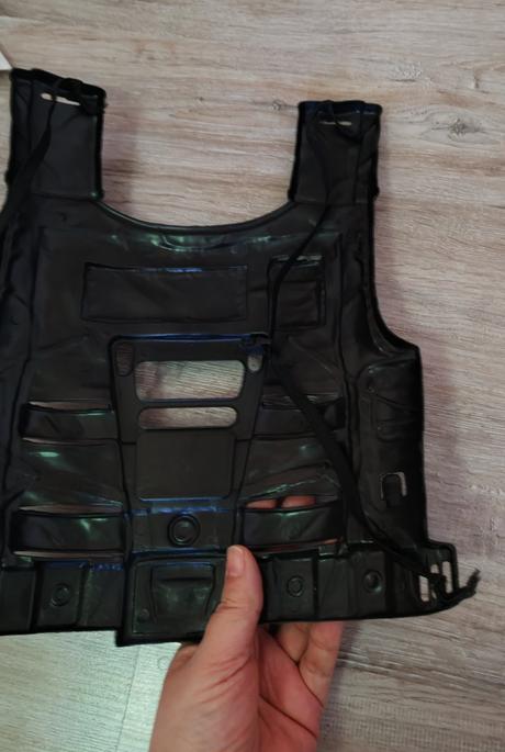 Policajná vesta a prilba, 