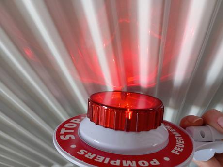 Terčík stop a go cez cestu svieti,