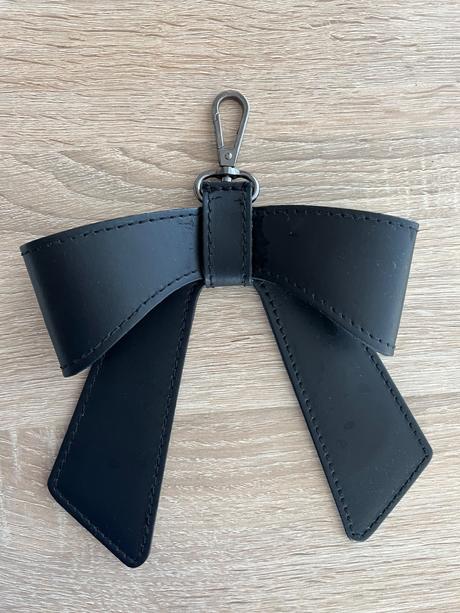 Kožená mašľa na kabelku,