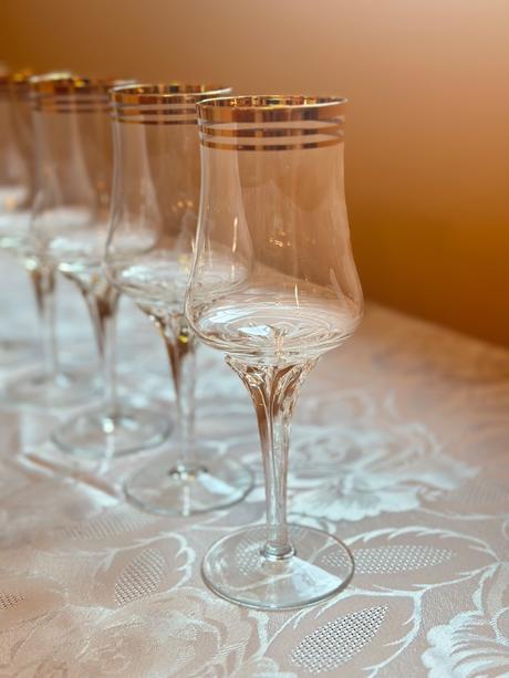 Poháre na stupke so zlatým okrajom,