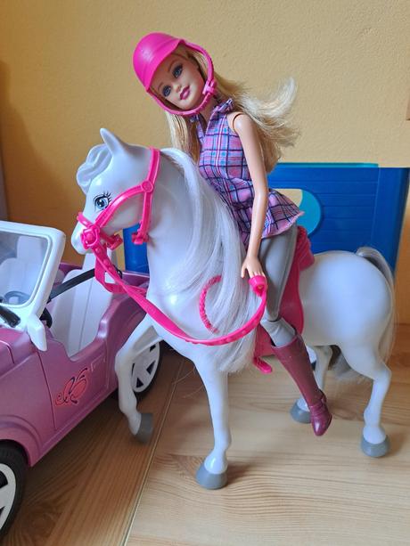 Barbie jazdkyňa s koňom aj s prívesom, 