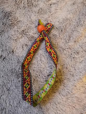 Pletený pestrofarebný náramok,