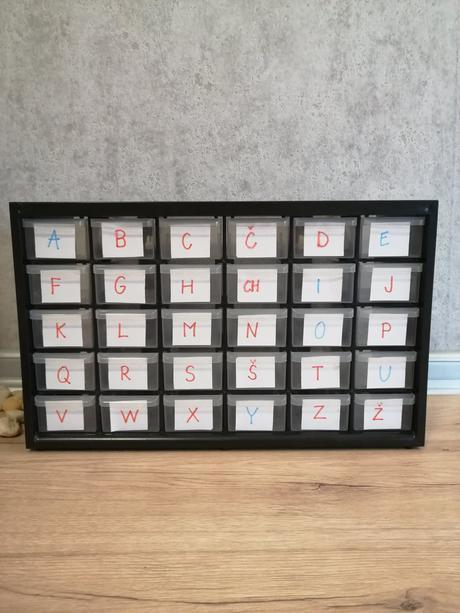 Abecedná skrinka montessori s predmetmi na vkladan, 