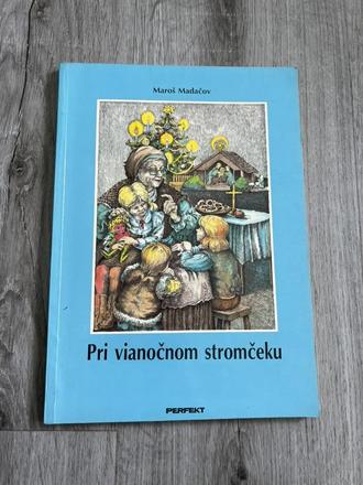 Maroš madačov - pri vianočnom stromčeku,
