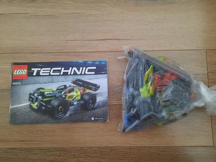 Lego technic- závodné auto,