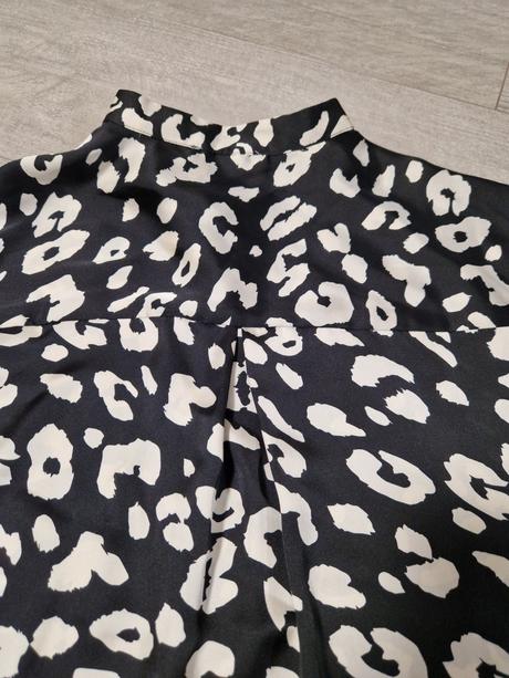 Saténová blúzka, 38