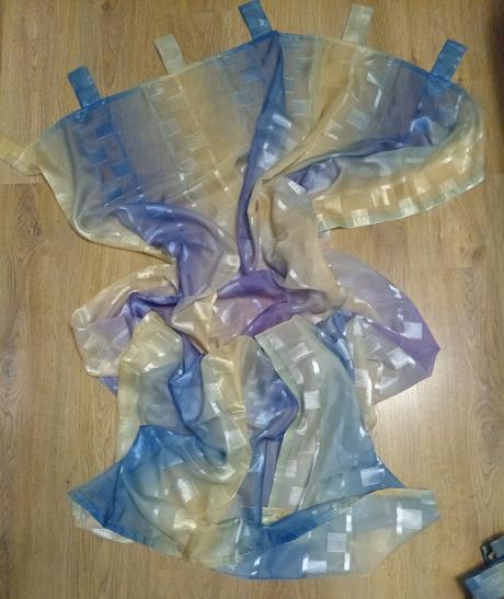 3 tenké silonové závesy,