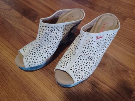 Predám extravagantné sandale, 40