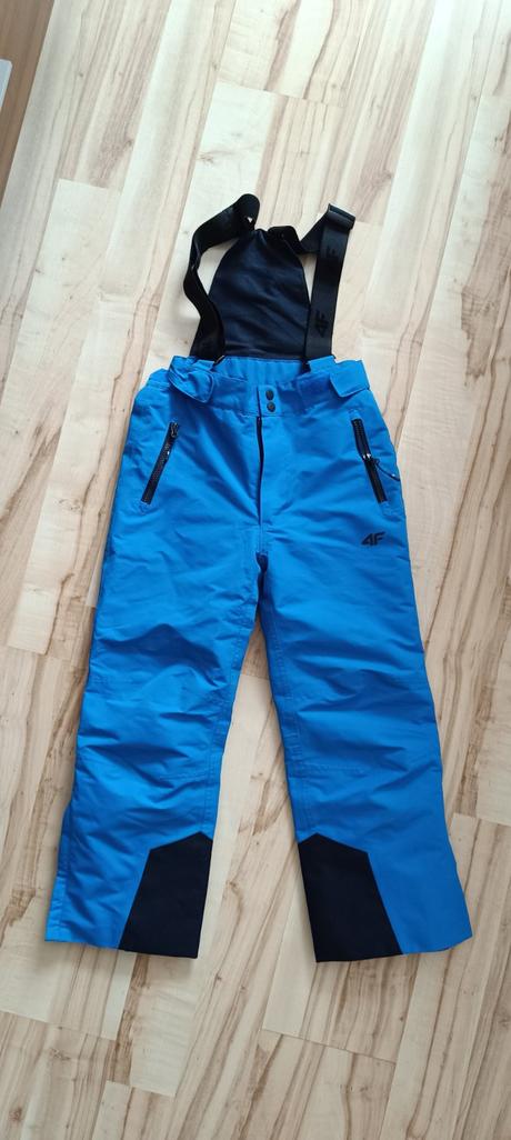 4f lyžiarska súprava bunda + oteplovaky, 146