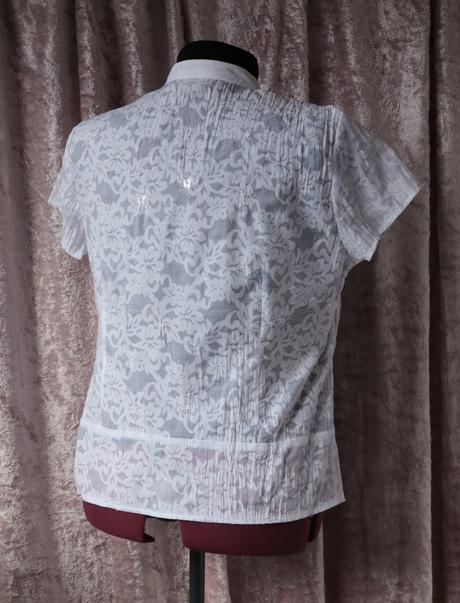 Biela blúzka s kvietkami a flitrami veľ.44, xxl