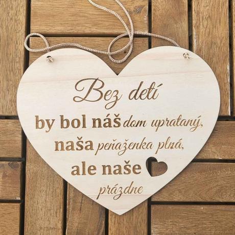 Drevená tabuľka s textom,