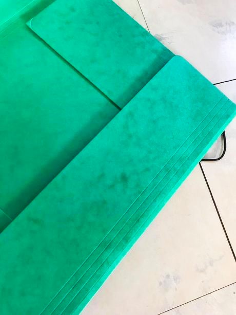 Kancelárske potreby/kartónový obal s gumičkou 7 ks,