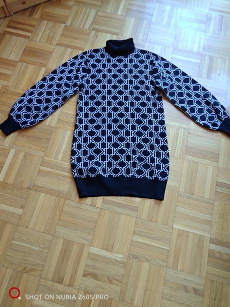 Karl lagerfeld originál svetríkové monogram šaty, m