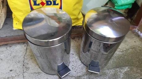 Predám dva malé nerezové koše.,