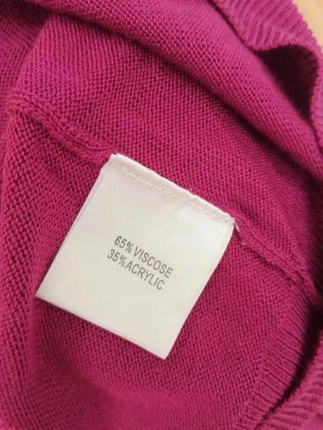 Cyklámenový pulóver, 46