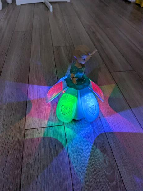 Svietiaca, hrajuca a tancujuca elza, 