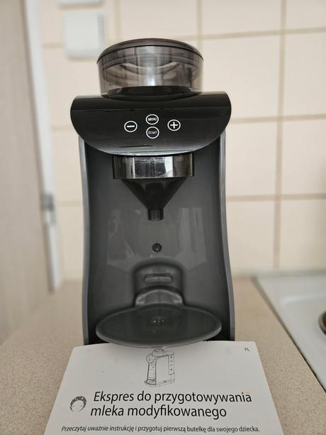 Automatický dávkovač dojčenského mlieka,