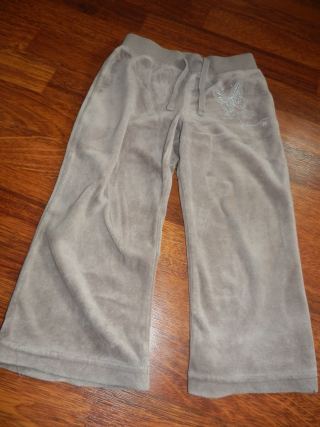 Zamatové tepláčky, 98