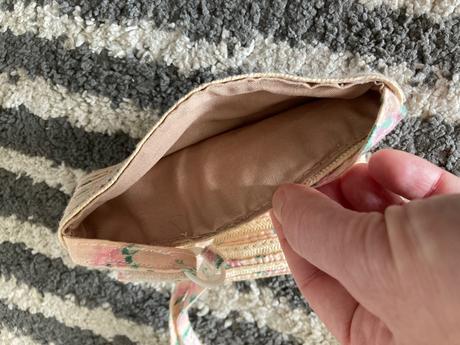 Malá slamená kabelka, 